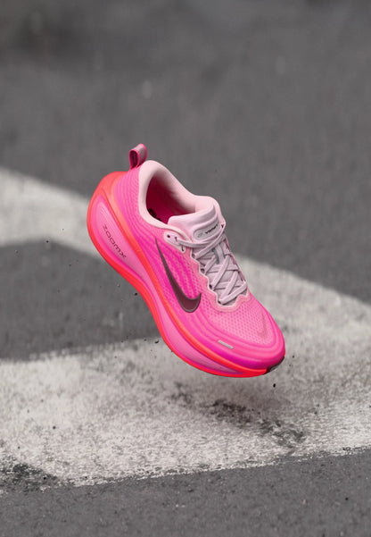 Nike VOMERO PLUS - Hyper Pink / Burgundy Crush / Bright Crimson