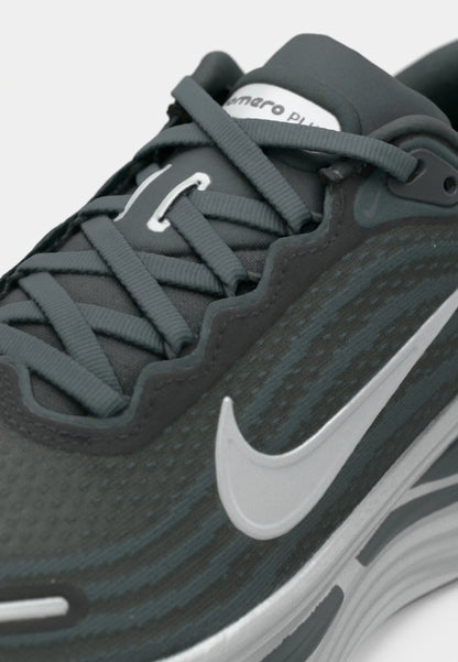 Nike VOMERO PLUS EMEA UNISEX - anthracite/reflect silver-coloured/cannon/white
